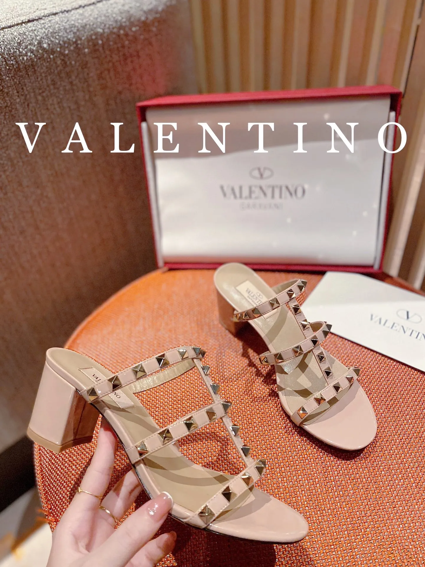 👟👟Ex-factory price 440👟👟 High-end quality 𝑉𝐴𝐿𝐸𝑁𝑇𝐼𝑁𝑂 Valentino ♡ͥ | Level🔍 The classic king flip flops are also so beautiful. The textured hardware brings out a full sense of luxury. After putting it on my feet, I was shocked that my feet looked slimmer! The new season lives up to expectations! Worth buying ★Imported cowhide is absolutely high-grade ❥Original method is absolutely sensual ❥Elegant style creates a different feeling🙈 Simple temperament style!  ♡ show bdetails ———————————— ⊿▸: Size｜35-40 (customized at 40.41.42) ⊿▸: Material｜Imported cowhide ⊿▸: Material | Padded sheepskin ⊿▸: Material | Italian🇮🇹 genuine leather outsole ⊿▸: Heel height｜6cm